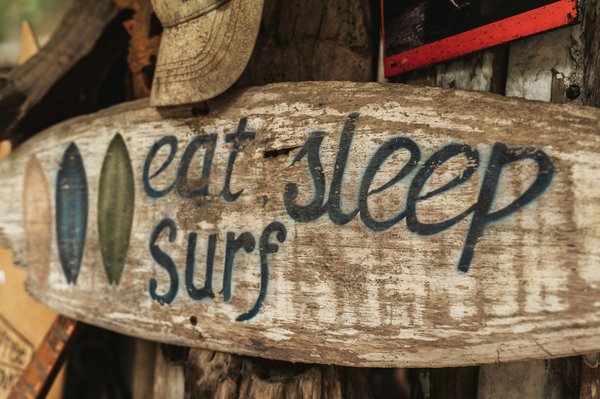 Quels sont les meilleurs conseils pour un camping en bord de mer avec des falaises abruptes?